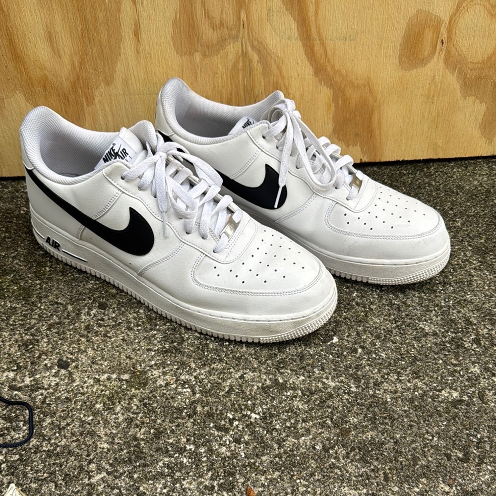 Nike White and Black Sneakers Iconic Design